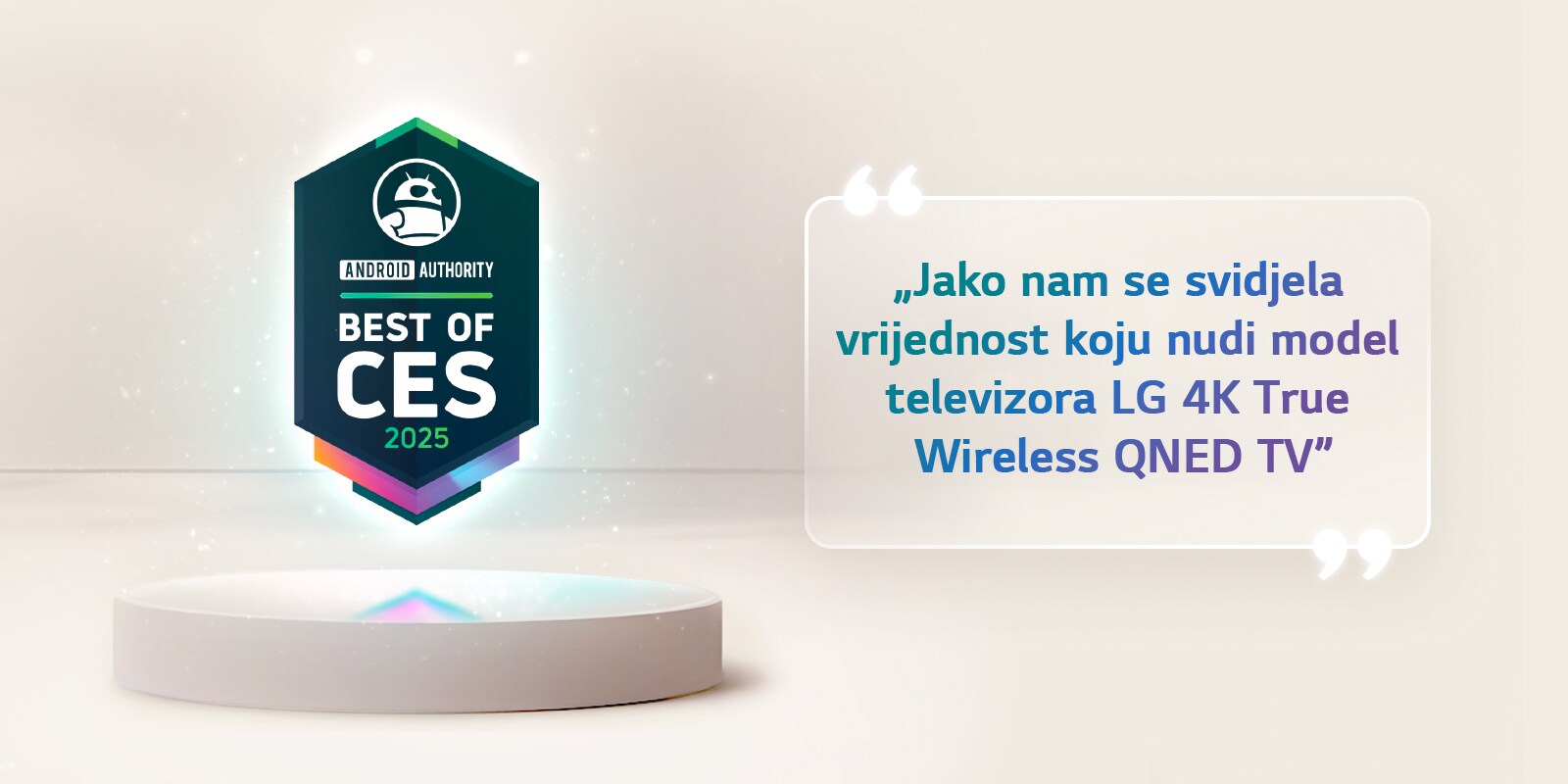 Iznad stalka lebdi citat nagrade „Best of CES 2025” publikacije Android Authority. Na jednoj strani je uvećan citat publikacije Android Authority koji glasi: „Jako nam se svidjela vrijednost koju nudi model televizora LG 4K True Wireless QNED TV”.