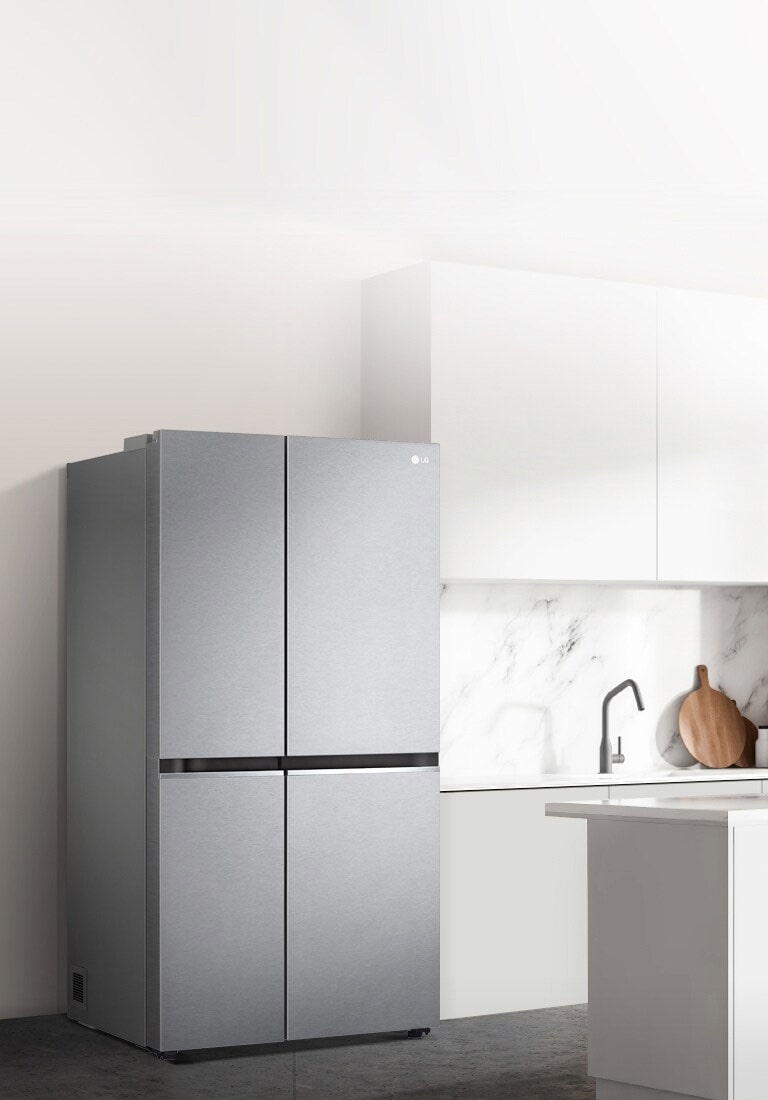 Pogled sa strane na kuhinju s ugrađenim platinasto srebrna InstaView hladnjakom.