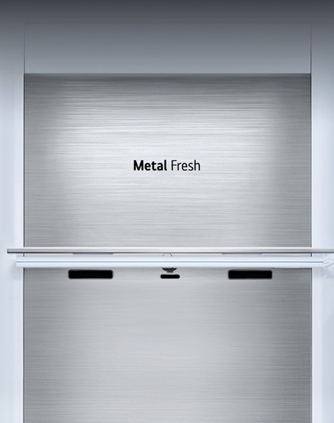 Pogled sprijeda na metalnu Metal Fresh ploču s prikazanim logotipom "Metal Fresh".