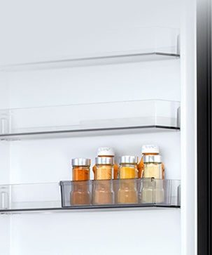 Pogled na unutrašnjost LG hladnjaka s donjim zamrzivačem: šest malih bočica umaka u prozirnom odjeljku s mini vratima s kliznim vratima.