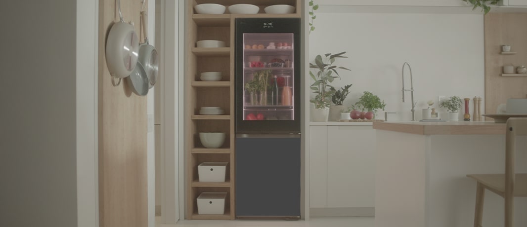 Slika LG InstaView Bottom Freezer hladnjaka smještenog u kuhinji.