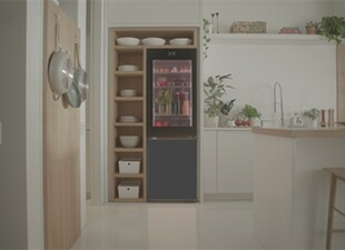 Slika LG InstaView Bottom Freezer hladnjaka smještenog u kuhinji.