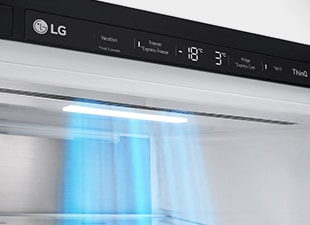 Slika hladnog zraka koji dolazi iz ventilacijskih otvora DoorCooling+ s vrha hladnjaka.