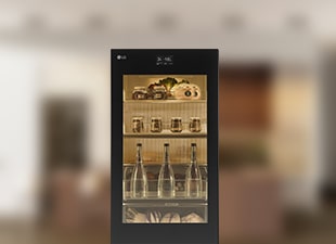 Slika je fokusirana na gornji dio hladnjaka. InstaView svjetlo je upaljeno i FoodCover je vidljiv.