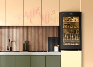 Slika prikazuje hladnjak u kuhinji, dok hladnjak pušta glazbu.