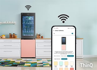 Slika prikazuje hladnjak i pametni telefon povezani Wi-Fi mrežom. Na zaslonu telefona otvara se LG ThinQ aplikacija koja prikazuje dostupne boje LG InstaView s hladnjakom MoodUP Bottom Freezer.