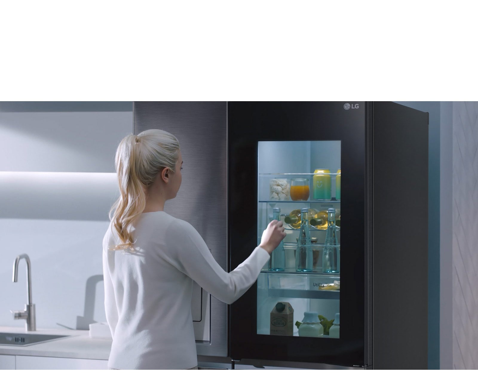 Video prikazuje kako žena prilazi svojem InstaView hladnjaku i dvaput pokuca. Unutrašnjost svijetli i ona može vidjeti sadržaj svog hladnjaka bez otvaranja vrata. Pogled se povećava kako bi se usredotočio na pića na vratima, a zatim se smanjuje kako bi vidjeli ženu s leđa dok otvara vrata i uzima piće.