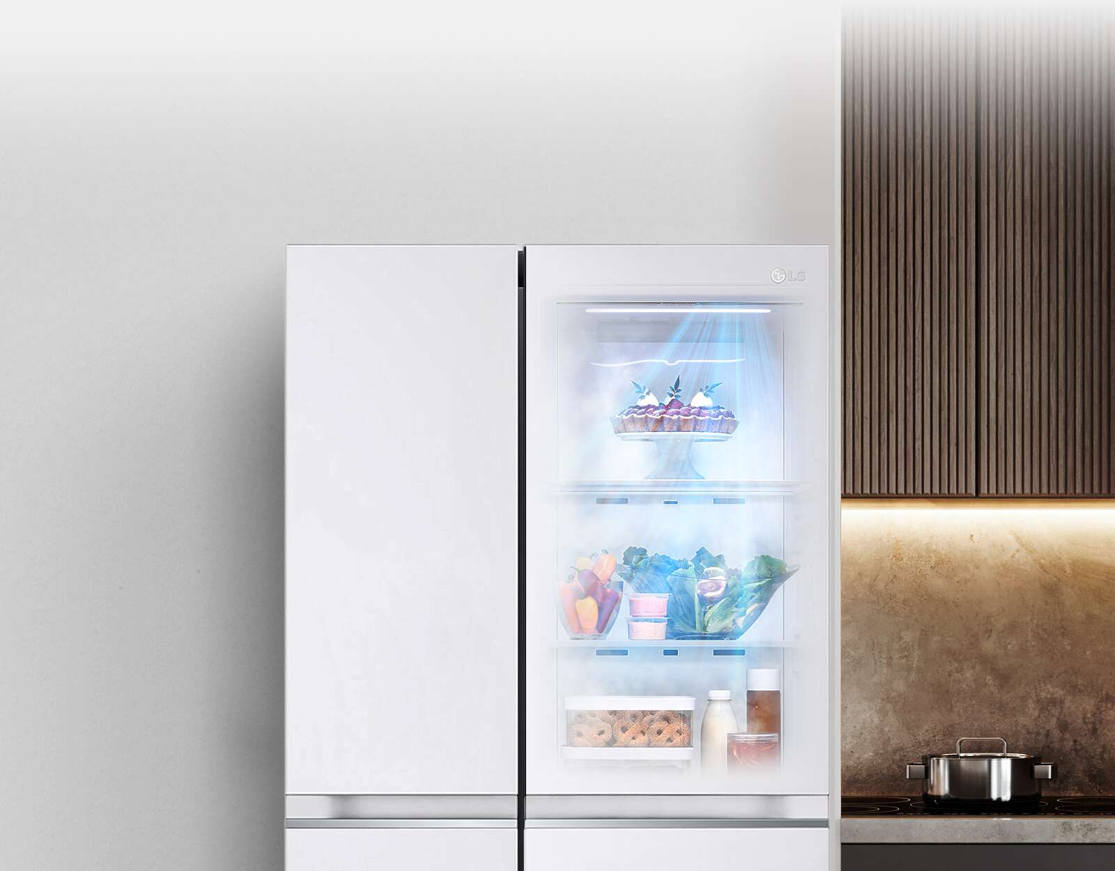 Pogled od spredaj na črni hladilnik InstaView s prižgano lučko. Vsebino hladilnika lahko vidite skozi vrata InstaView. Modri ​​svetlobni žarki osvetljujejo vsebino iz funkcije DoorCooling.