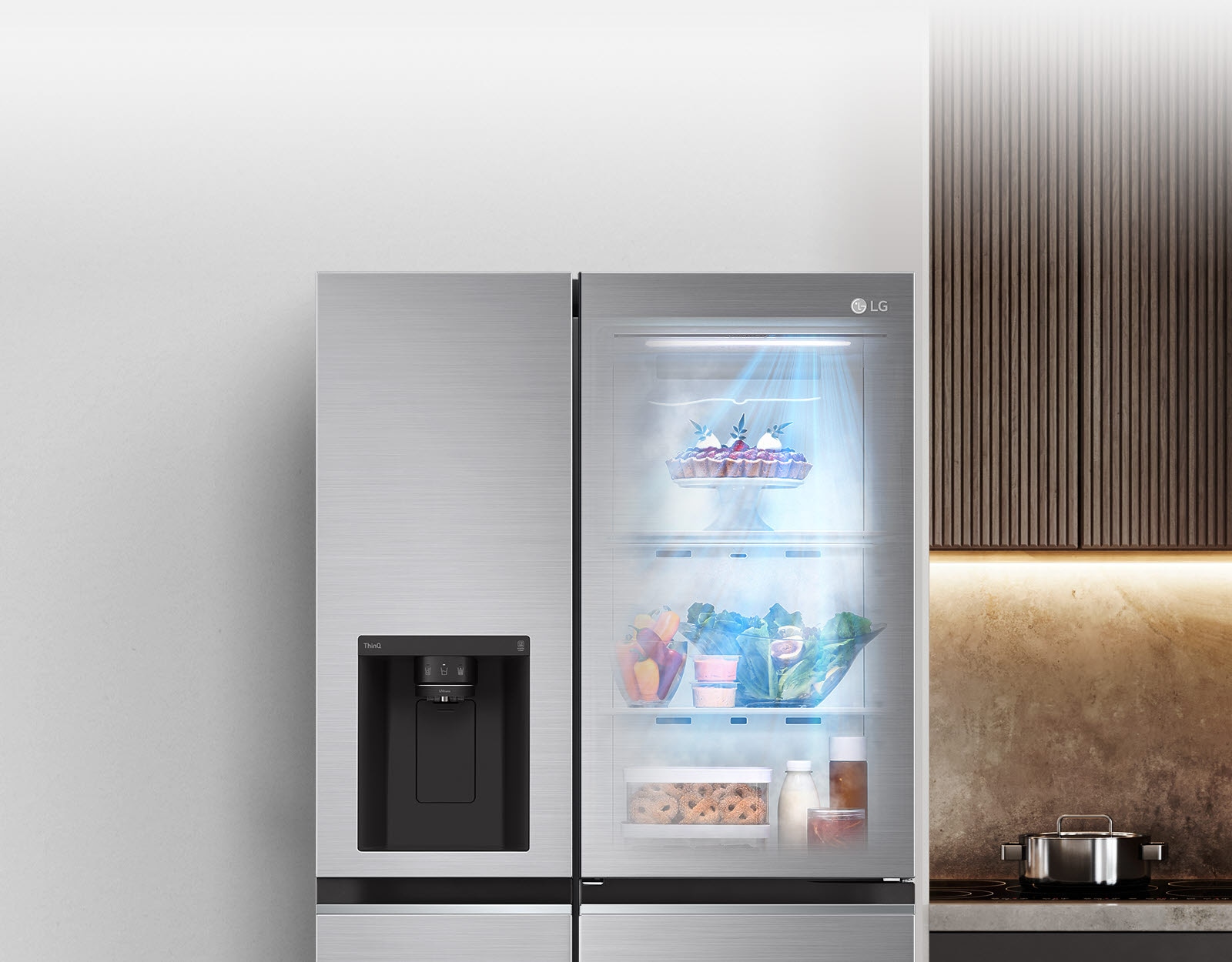 Pogled sprijeda na crni InstaView hladnjak sa upaljenim svjetlom. Sadržaj hladnjaka može se vidjeti kroz InstaView vrata. Plave zrake svjetlosti obasjavaju sadržaj iz funkcije DoorCooling.