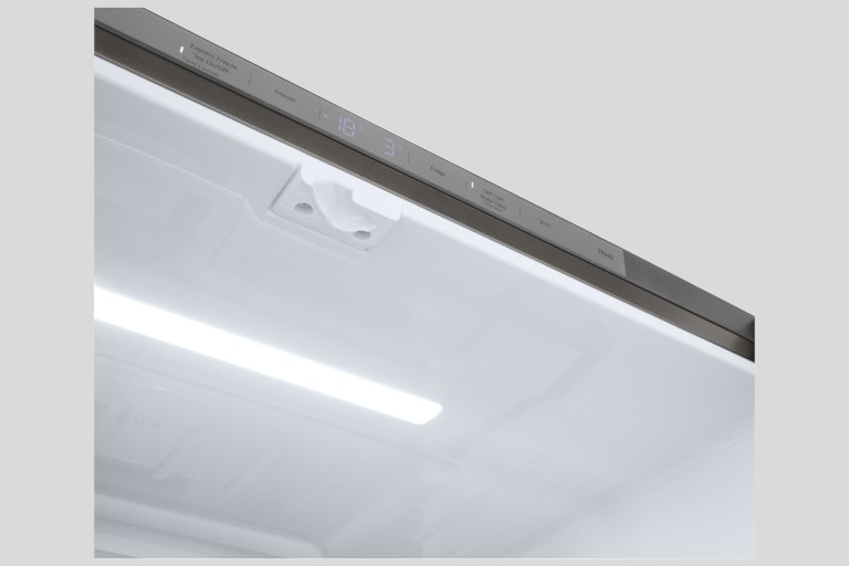 Pogled izbliza na LED lampu unutar LG Multi-Door hladnjaka.
