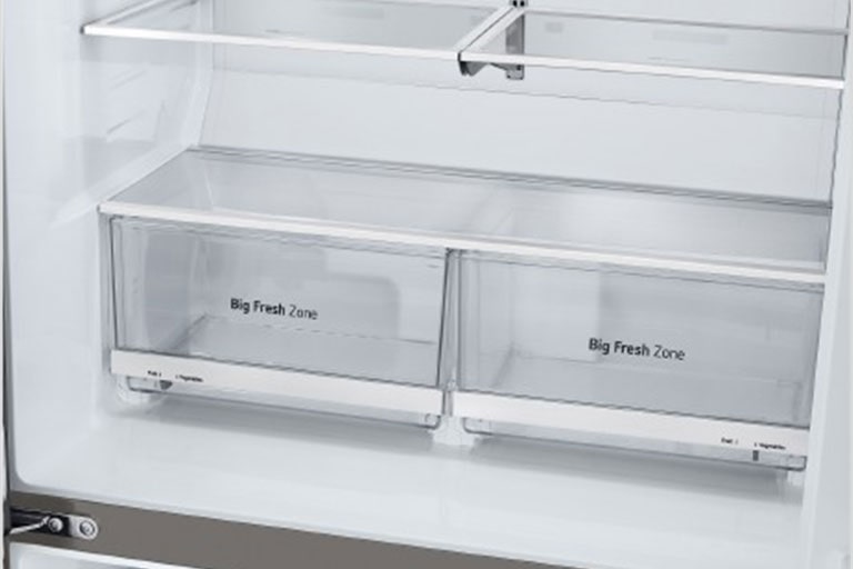 Pogled izbliza na široke police LG Multi-Door hladnjaka 
