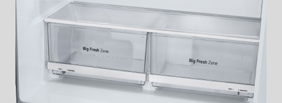 Pogled izbliza na široke police LG Multi-Door hladnjaka 