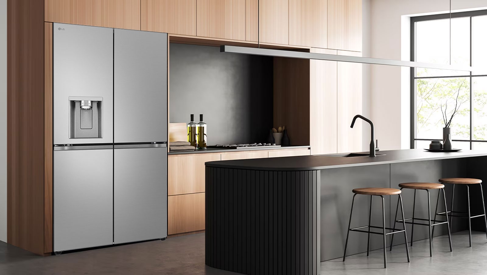 LG Multi-Door hladnjak u modernom interijeru kuhinje.