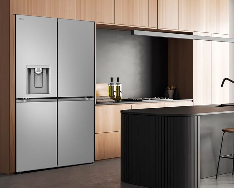 LG Multi-Door hladnjak u modernom interijeru kuhinje.