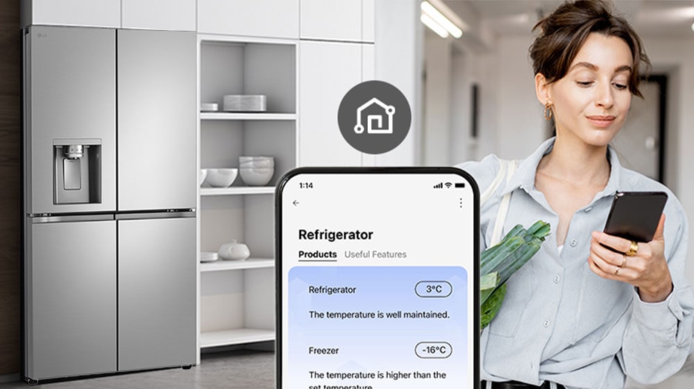 Slika desno prikazuje ženu s kupovnom košarom koja gleda u svoj mobitel. Slika lijevo prikazuje hladnjak u kuhinji. U središtu slike nalazi se ikona i zaslon mobilnog telefona za prikaz povezanosti između telefona i hladnjaka.
