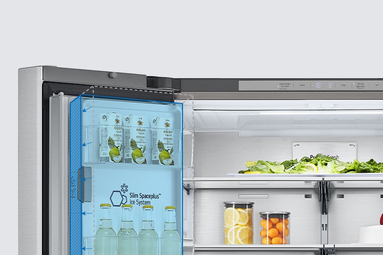 Unutar hladnjaka, tanki unutarnji ledomat označen je plavom bojom, a hladnjak je pun sastojaka