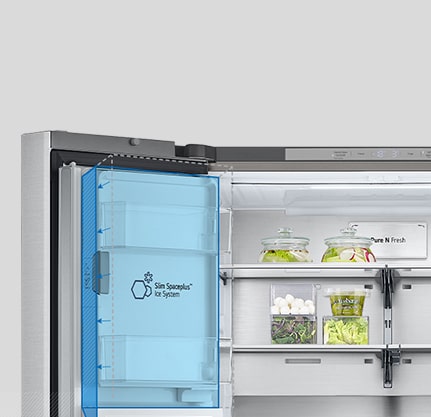 Unutar hladnjaka, tanki unutarnji ledomat označen je plavom bojom, a hladnjak je pun sastojaka