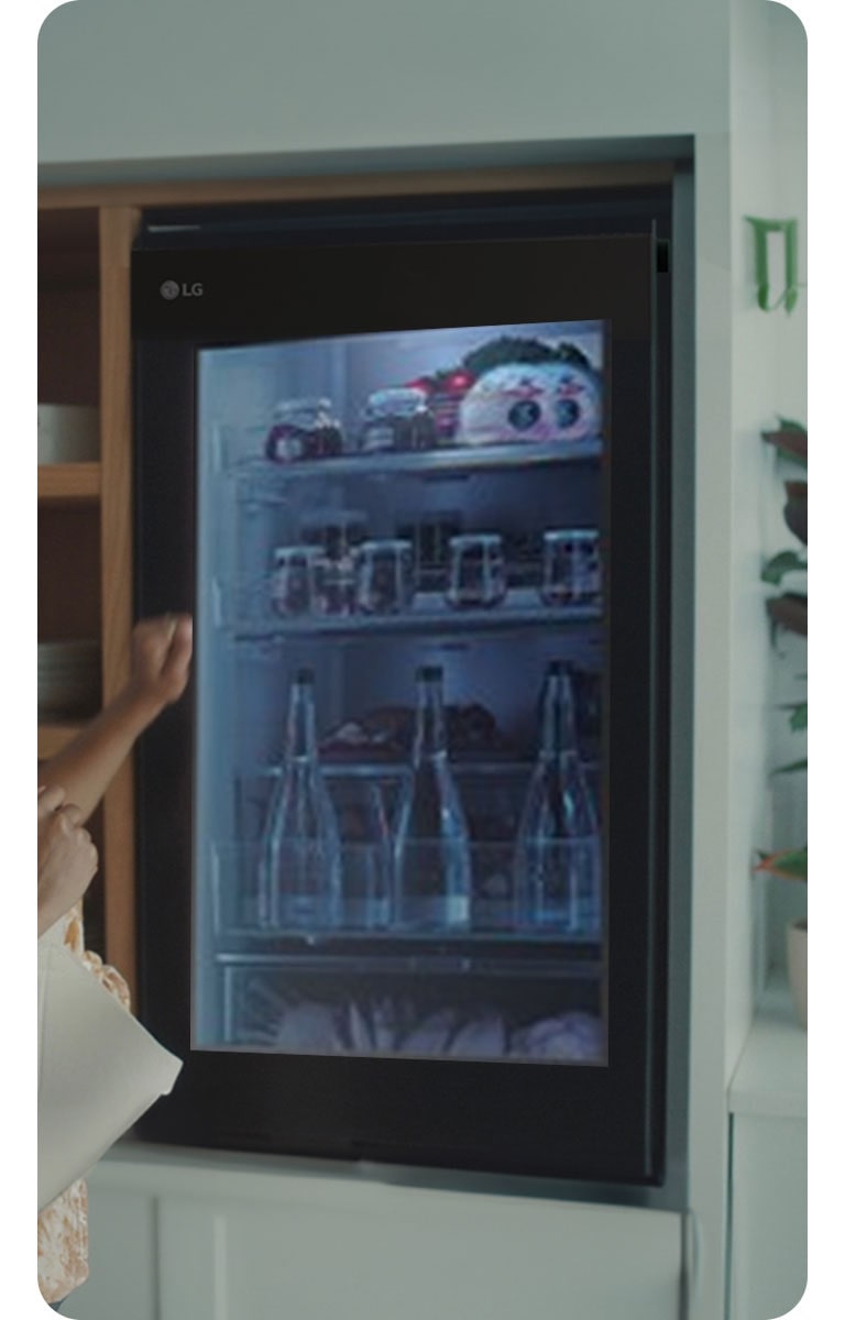 Slika žene koja kuca na vrata Instaviewa.