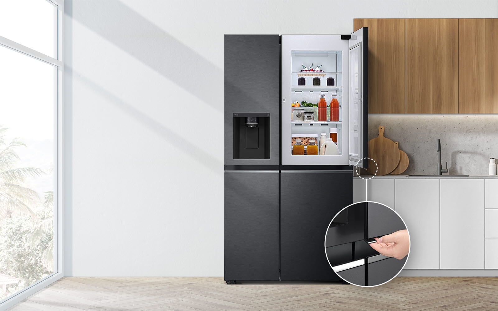 Pogled sprijeda na hladnjak instaliran u kuhinji. Gornja desna vrata su otvorena i postoji krug i linija koja vodi do većeg kruga koji pokazuje uvećani prikaz gumba u donjem lijevom kutu otvorenih vrata koja imaju skriveno dugme za otvaranje.