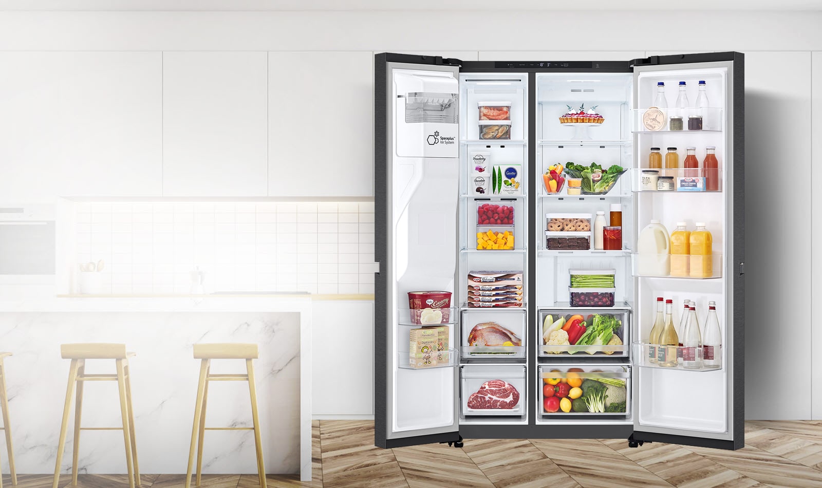 Video počinje s pogledom naprednjuj stranu  hladnjaka sa širom otvorenim vratima. Unutarnji prostori ocrtani su neonskim linijama, a strelice počinju potiskivati linije kako bi pokazale da unutra ima više prostora. Neonski kvadrat oko unutarnjih prostora treperi kako bi pokazao razliku između novog prostora i starog manjeg prostora koji je sada ocrtan isprekidanom bijelom linijom.