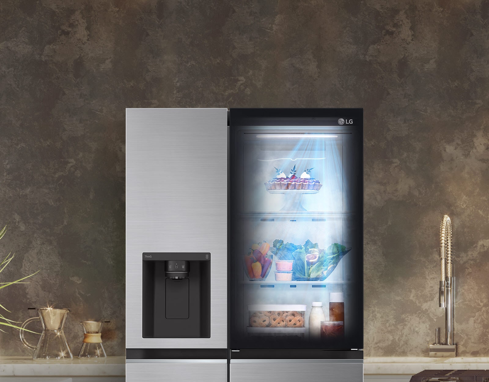 Pogled od spredaj črnega hladilnika InstaView z vklopljeno lučko. Vsebino hladilnika lahko vidite skozi vrata InstaView. Modri žarki svetlobe osvetljujejo vsebino funkcije DoorCool.