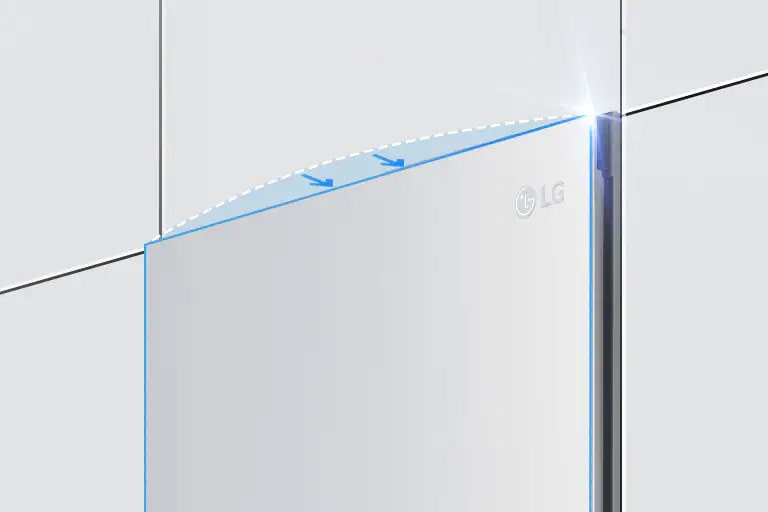 Prikaz gornje strane zamrzivača pod kutom s dvije strelice usmjerene prema zidu te tako pokazuju da je u ravnini s ormarima koji ga okružuju.