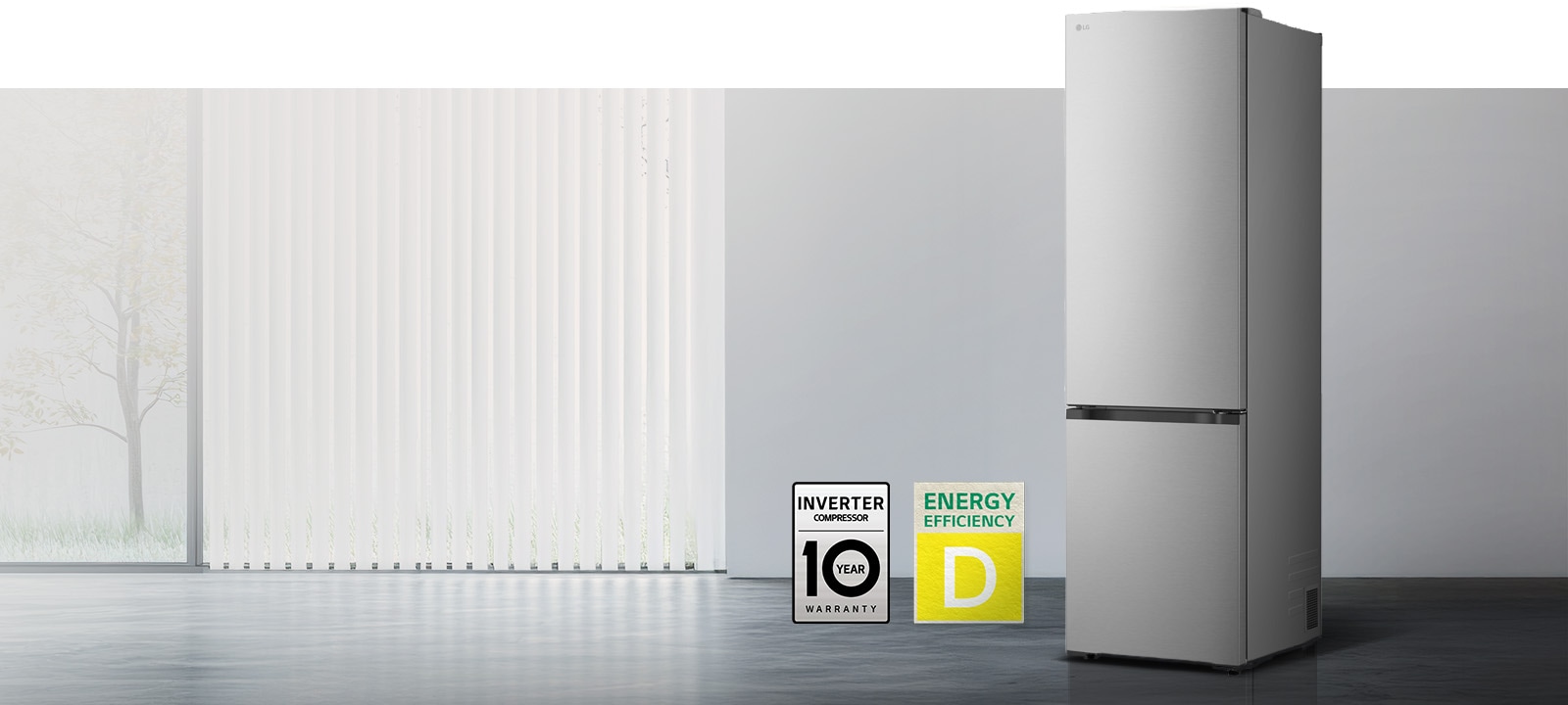LG mat crni prednji pogled s donjim zamrzivačem u svijetloj prostoriji s vertikalnim žaluzinama, 10-godišnjim jamstvom na kompresor i ikonama energetske učinkovitosti A ispod.