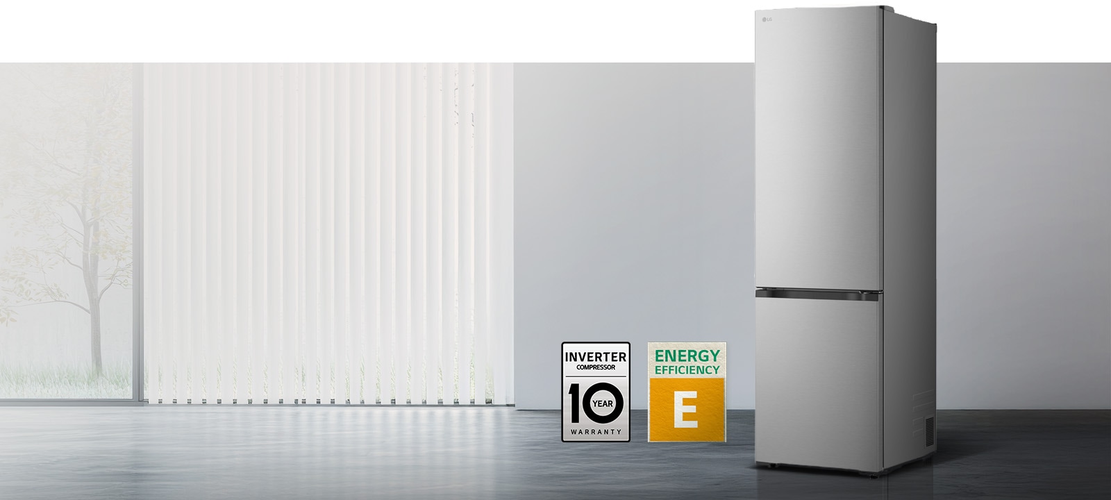 LG mat crni prednji pogled s donjim zamrzivačem u svijetloj prostoriji s vertikalnim žaluzinama, 10-godišnjim jamstvom na kompresor i ikonama energetske učinkovitosti A ispod.