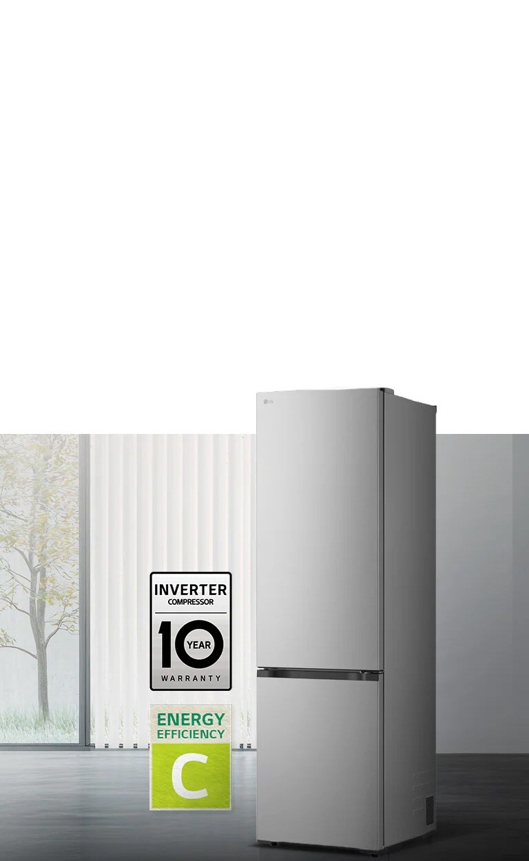 LG mat crni prednji pogled s donjim zamrzivačem u svijetloj prostoriji s vertikalnim žaluzinama, 10-godišnjim jamstvom na kompresor i ikonama energetske učinkovitosti A ispod.