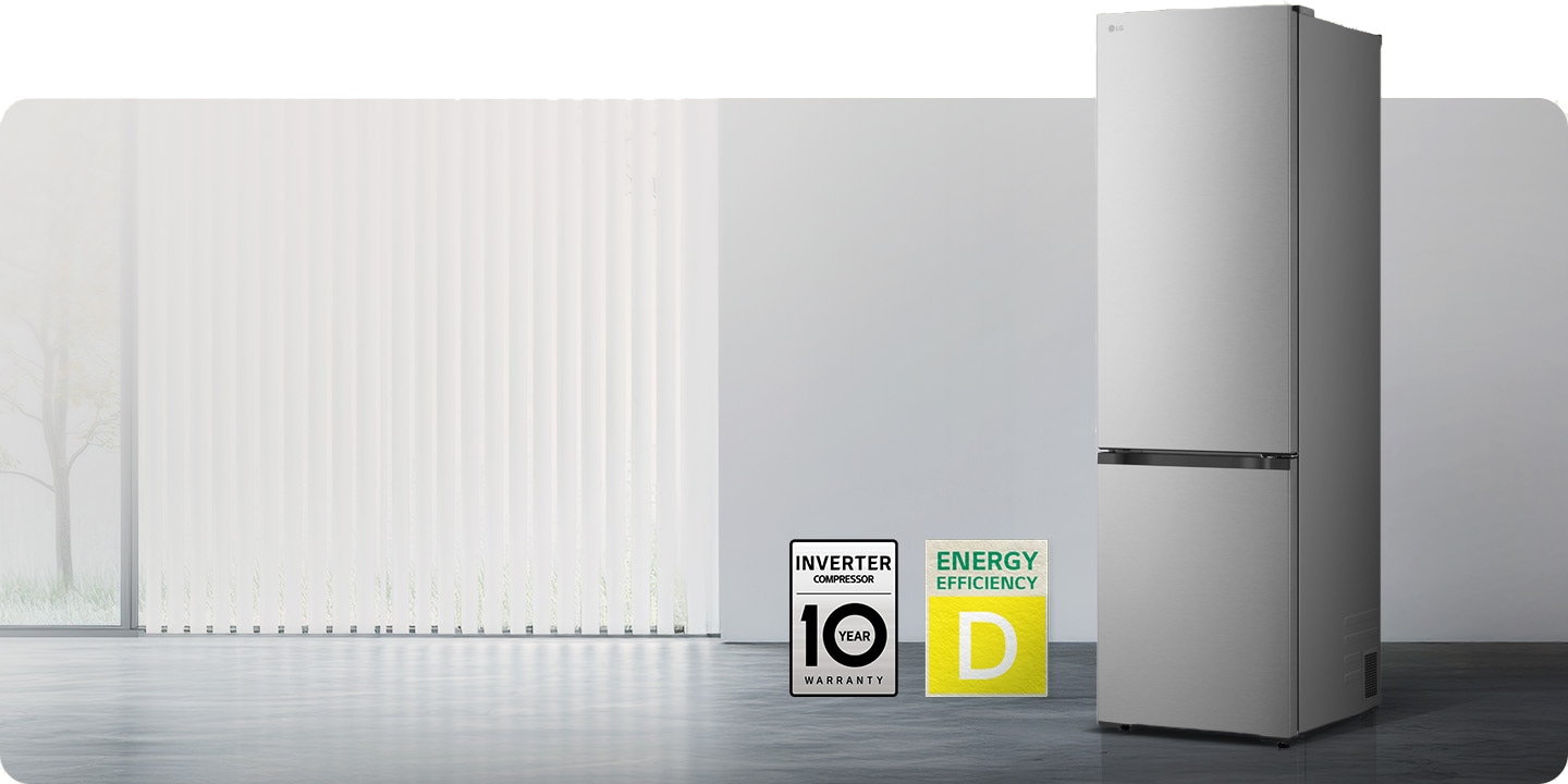 LG mat crni prednji pogled s donjim zamrzivačem u svijetloj prostoriji s vertikalnim žaluzinama, 10-godišnjim jamstvom na kompresor i ikonama energetske učinkovitosti A ispod.
