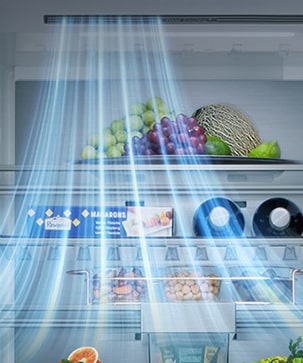 Pogled na unutrašnjost LG donjeg zamrzivača s policama voća, povrća, pića i grickalica s plavim linijama protoka zraka s lijeve strane