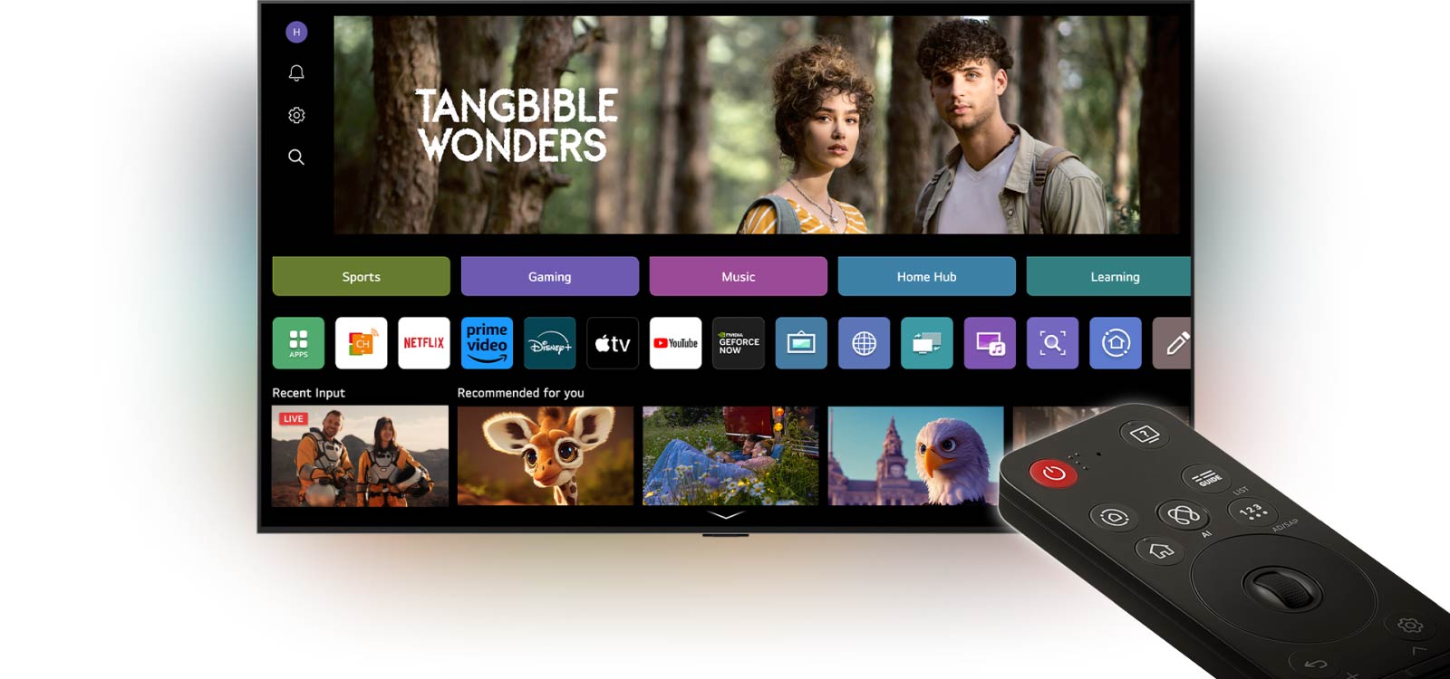 Daljinski upravljač LG AI Magic Remote u upotrebi. Cijeli scenarij prikazuje kako je jednostavna i praktična upotreba daljinskog upravljača AI Magic Remote. Vidljiva je početna stranica operativnog sustava LG webOS kada se pojavi pokazivač i klikne na određenu sličicu. To ispunjava zaslona. Istaknut je UI gumb na daljinskom upravljaču. 