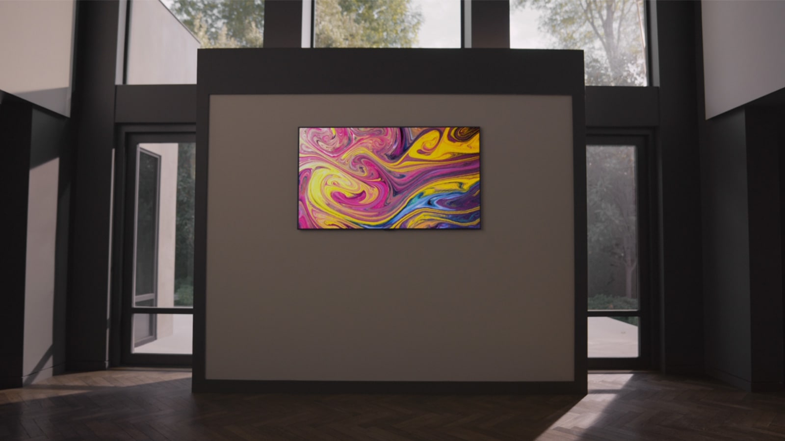 Žena koja ima televizor Gallery montiran na zid u kući koja nalikuje galeriji uočava galerijski televizijski stalak i promatra ga emotivno. Vidi se slogan Upotpunite svoj prostor, unesite svjetlost u svoj prostor.