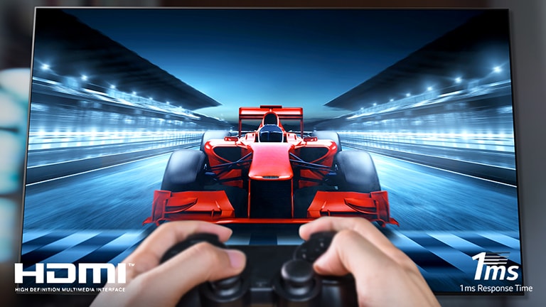 Prikaz izbliza igrača koji igra trkaću videoigru na zaslonu televizora. Na slici su u donjem lijevom kutu logotip HDMI, a u donjem desnom kutu logotip vremena odziva 1 ms.