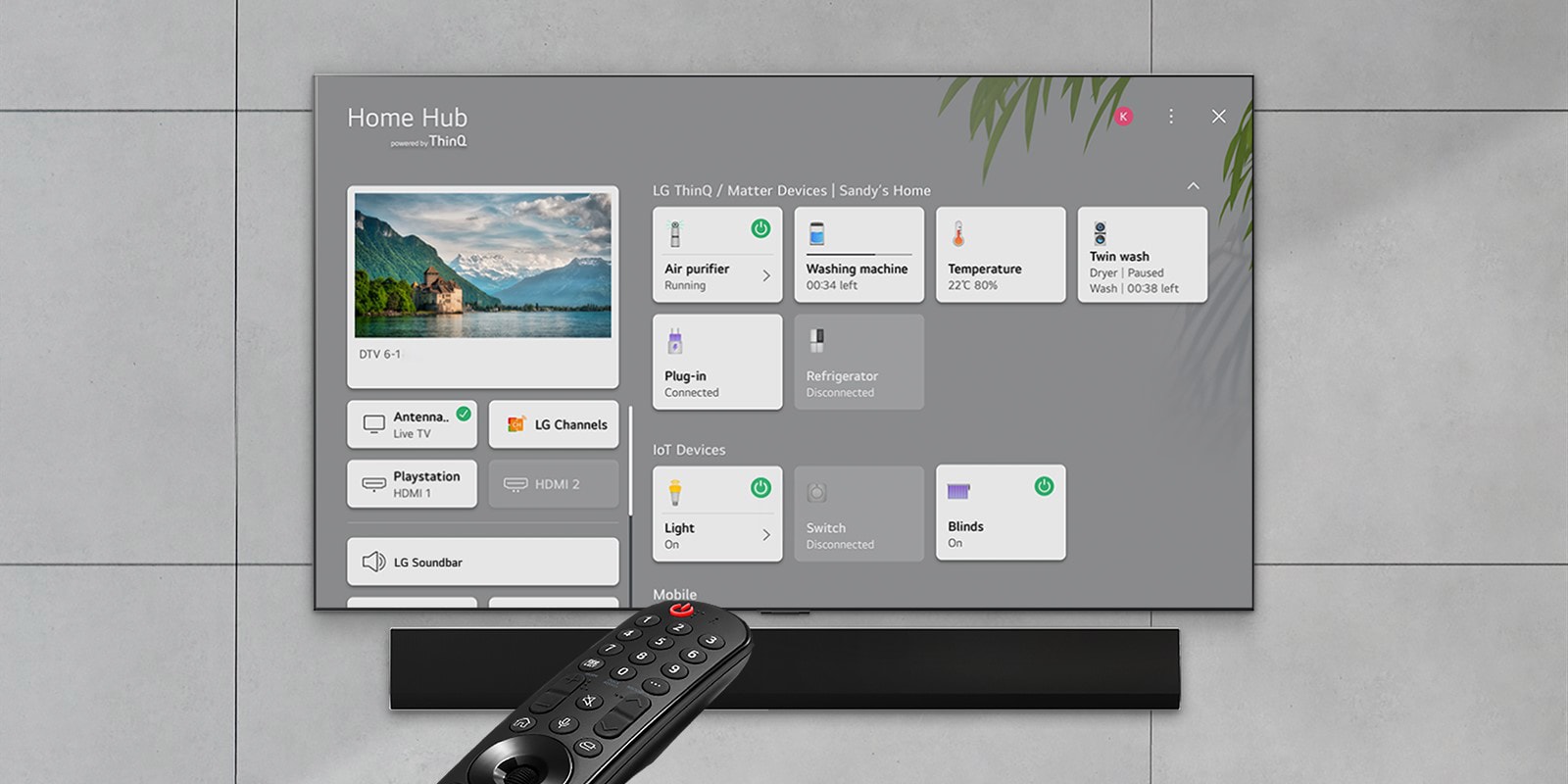U udobnosti dnevnog boravka uživajte u koncertu koji se prikazuje na zaslonu. Izbornik sučelja WoW interface prikazuje se preko, a korisnik ide na postavke Soundbara pomoću daljinskog upravljača Magic Remote. 