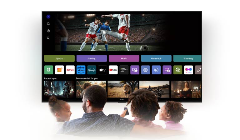 Četveročlana obitelj okupila se oko televizora LG AI TV. Pojavljuje se krug oko osobe koja drži daljinski upravljač prikazujući njeno ime. Ovo pokazuje kako funkcija UI identifikacije glasa AI Voice ID prepoznaje jedinstveni glas svakog korisnika. Sučelje operativnog sustava webOS zatim prikazuje kako UI automatski prebacuje na račun i preporučuje personalizirani sadržaj.