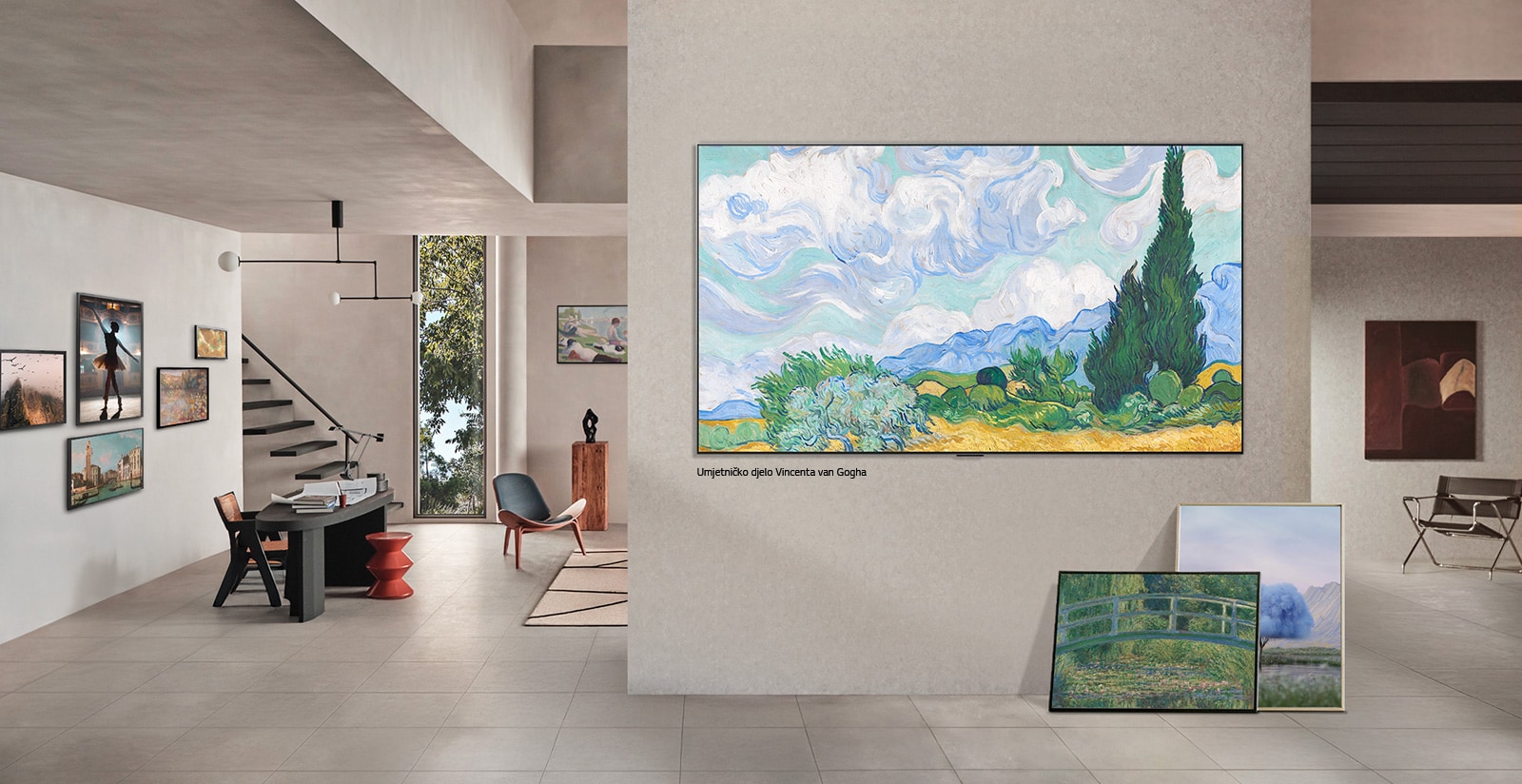 Unutrašnjost elegantnog doma. Prikazana su razna umjetnička djela. Na središnjem zidu nalazi se televizor LG TV na čijem je zaslonu prikazano umjetničko djelo. Televizor izgleda poput slike iz muzeja. 