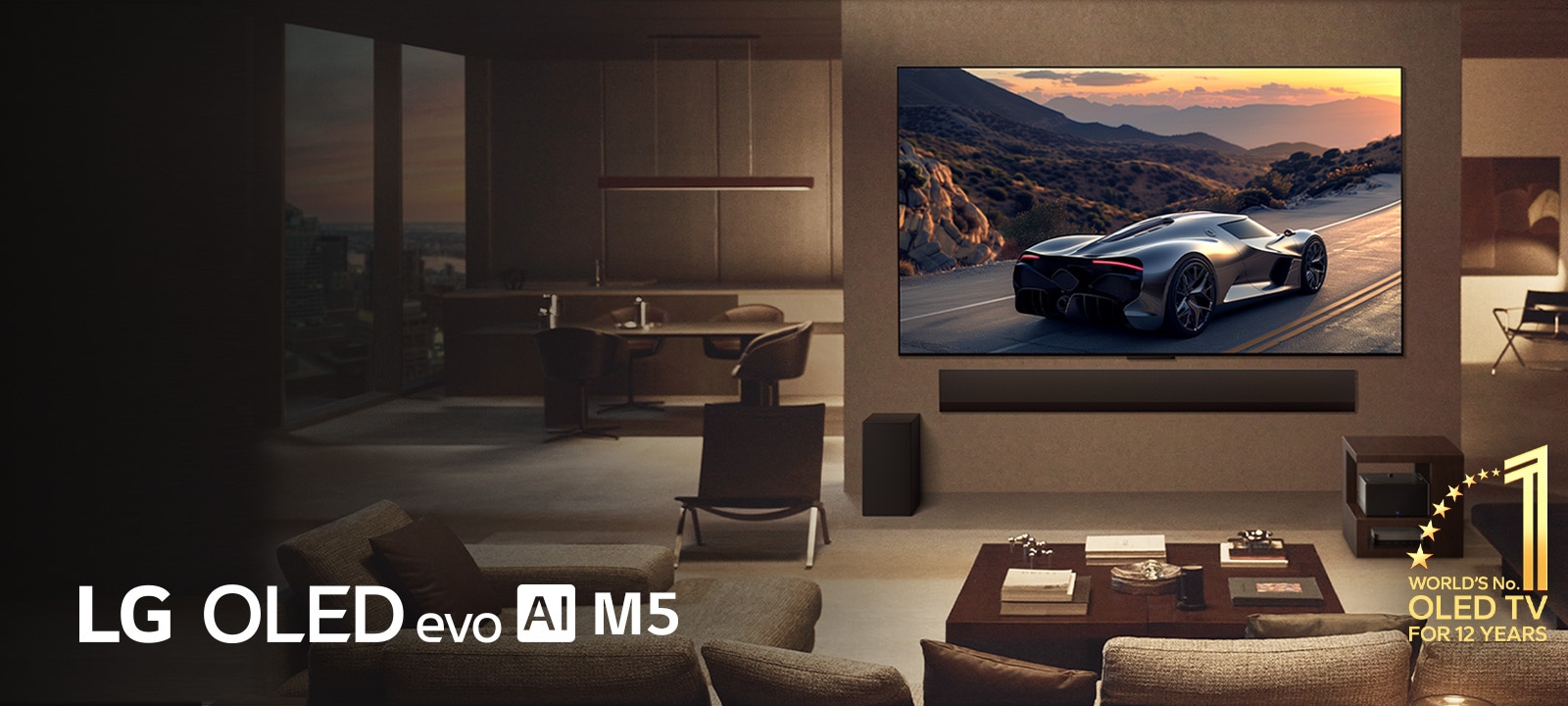 Elegantna dnevna soba s televizorom LG OLED evo M5 TV montiranim na zidu. Kućno kino LG Soundbar postavljeno ispod njega. Kutija za bežično povezivanje Zero Connect Box nalazi se ispod pomoćnog stolića. Nema vidljivih kabela što pokazuje istinsku tehnologiju potpune bežične povezivosti True Wireless televizora. Vidljivi su amblem „Najbolji OLED TV na svijetu već 12 godina” i logotip LG OLED evo AI M5.