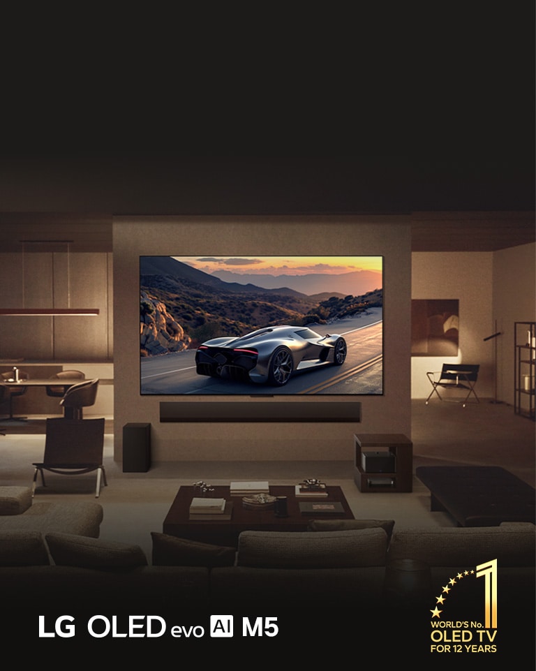 Elegantna dnevna soba s televizorom LG OLED evo M5 TV montiranim na zidu. Kućno kino LG Soundbar postavljeno ispod njega. Kutija za bežično povezivanje Zero Connect Box nalazi se ispod pomoćnog stolića. Nema vidljivih kabela što pokazuje istinsku tehnologiju potpune bežične povezivosti True Wireless televizora. Vidljivi su amblem „Najbolji OLED TV na svijetu već 12 godina” i logotip LG OLED evo AI M5.