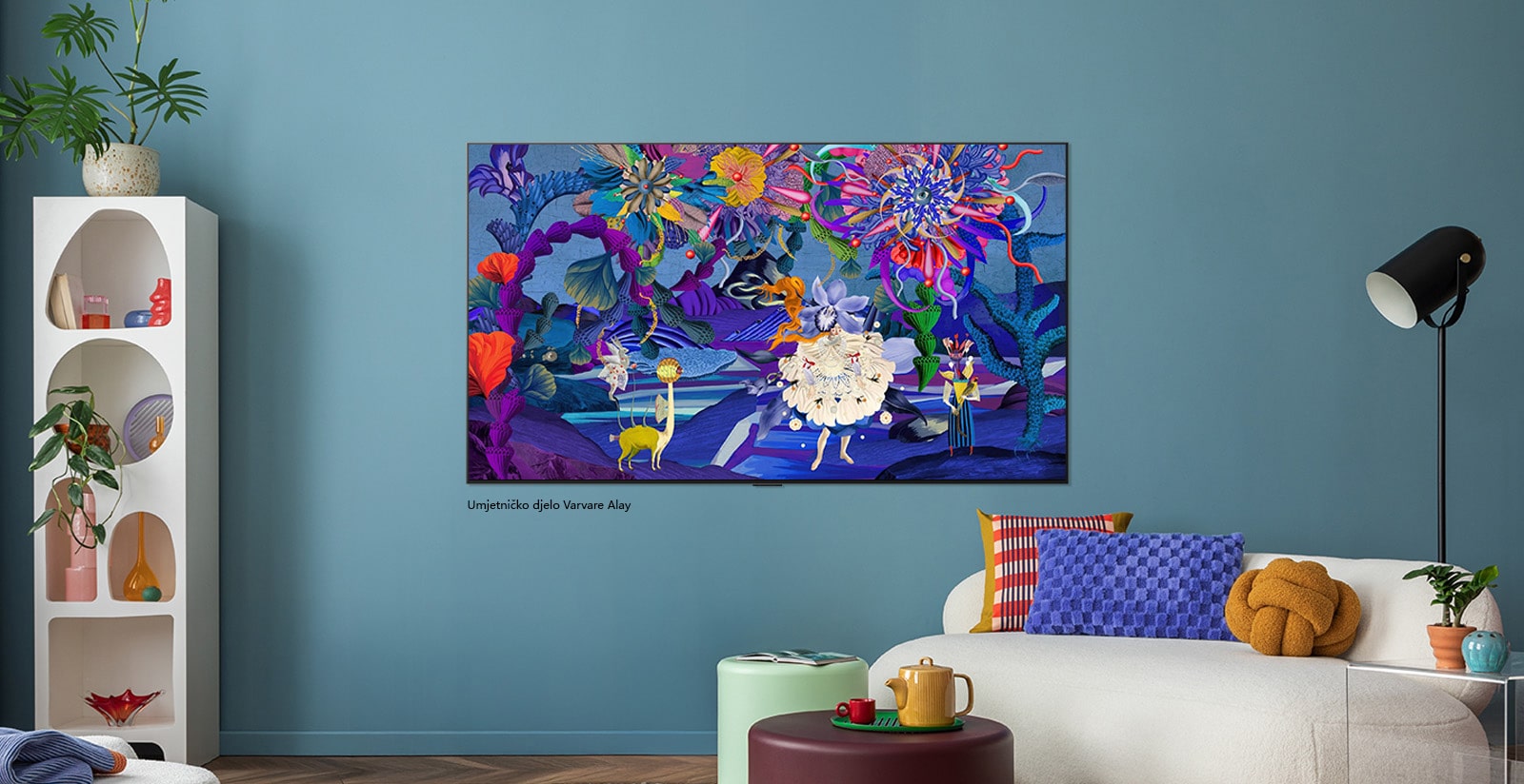 Unutrašnjost elegantnog i šarenog doma. Televizor LG TV je montiran na zidu. Na zaslonu televizora prikazuje se šarena. moderna umjetnička slika. Ilustracija na televizoru dodaje osobnost cjelokupnom uređenju unutrašnjeg prostora.