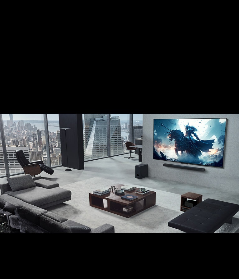 U dnevnom boravku nalazi se osoba koja igra videoigru na svom potpuno bežičnom LG televizoru i  LG Soundbar koji su montirani na zidu. Osoba drži upravljač u ruci, ali gaming konzola nije odmah vidljiva. Nema ni vidljivih kabela. Zero Connect Box je skriven i jedva vidljiv ispod pomoćnog stolića. 