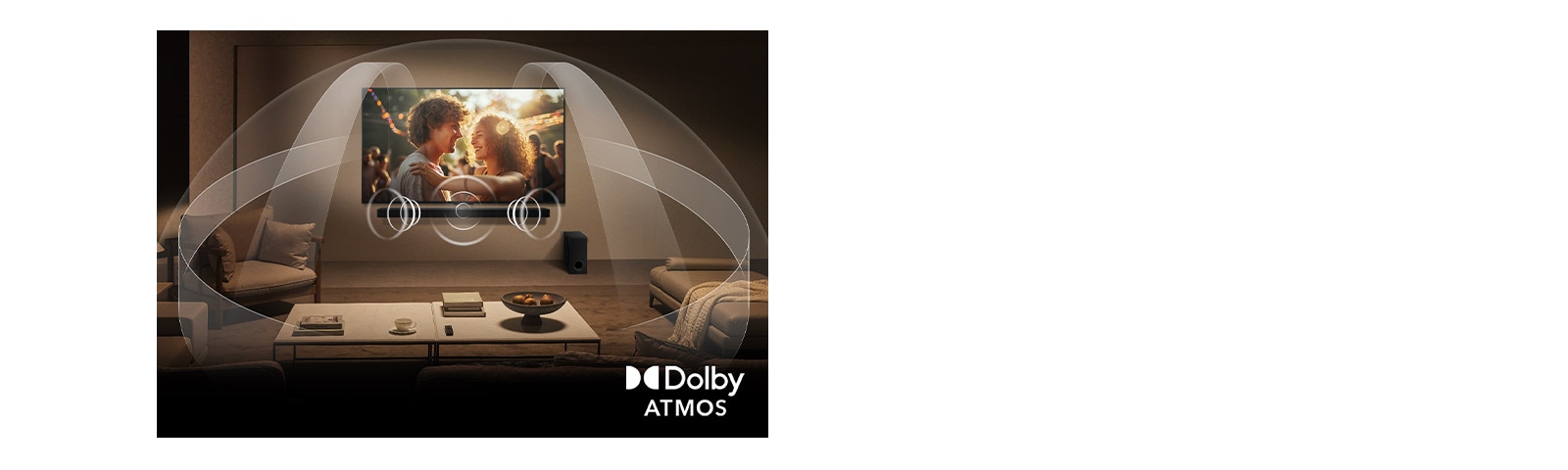Prigušeno osvjetljen ugodni dnevni boravak s televizorom LG QNED TV na zidu i LG Soundbar. Grafika prikazuje kako zvuk zahvaljujući tehnologiji Dolby Atmos ispunjava prostor surround zvukom u svim smjerovima. Logotip Dolby Atmos prikazan je u donjem desnom uglu.