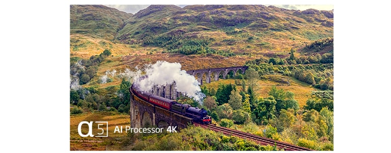 Vlak koji ispušta paru na tračnicama nalazi se usred planine, a u donjem lijevom kutu stoji tekst „Četverojezgreni procesor 4K”.