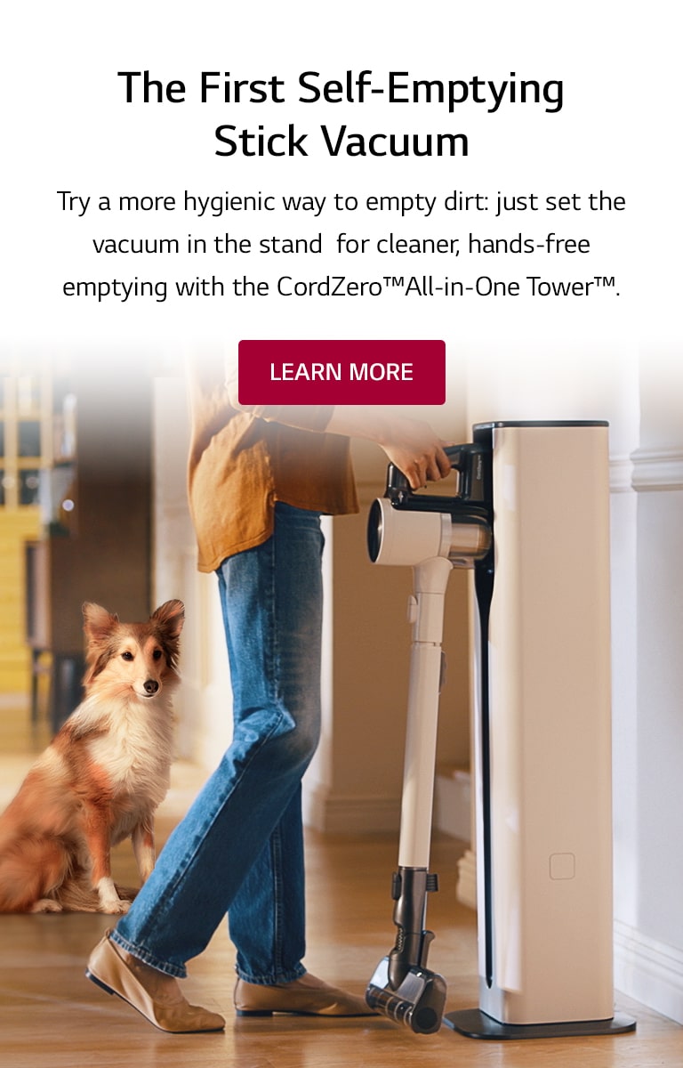 Žena stavlja LG Cordzero™ usisavač u priključnu stanicu.