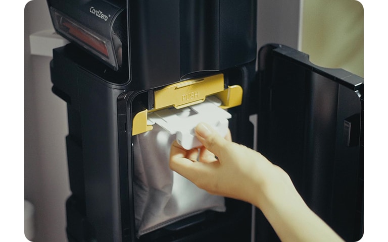 Prikazuje scenu uklanjanja vrećice za jednokratnu upotrebu koja skuplja komprimiranu prašinu putem funkcije automatskog pražnjenja prašine.