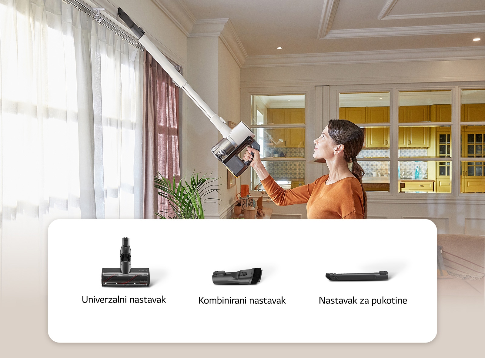 Žena pokazuje kako ukloniti prašinu sa stropa pomoću nastavka za pukotine.