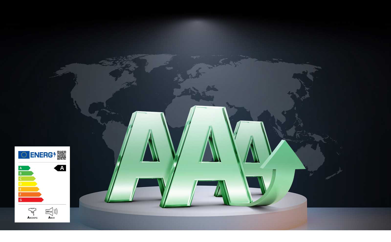 Zemljovid svijeta u crnoj i sivoj boji u pozadini. Zelena boja tiskana velikim slovom A u prvom planu. Na obje strane izvornog slova A pojavljuju se još dva otisnuta velika slova A, a strelica usmjerena prema gore izlazi iz baze. Tri slova A simboliziraju energetsku ocjenu razreda A proizvoda. S lijeve strane nalazi se energetska naljepnica sa strelicom koja pokazuje na najvišu zelenu ocjenu.