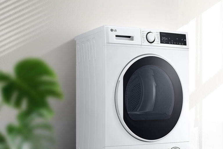 U pozadini je detalj sobe s perilicom rublja s jasno vidljivim vratima.