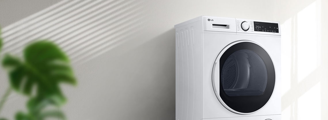 U pozadini je detalj sobe s perilicom rublja s jasno vidljivim vratima.