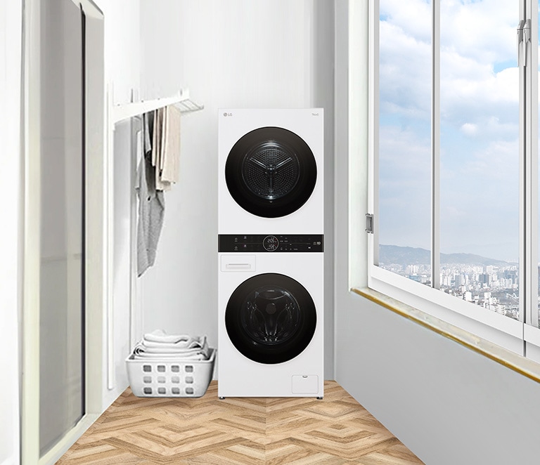 Slika prikazuje WashTower na balkonu.